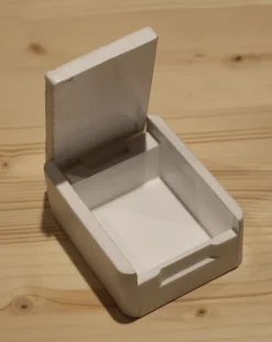 Syöttirasia saranalla